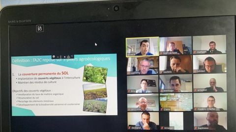 Réunion technique EMC2 sur Zoom qui présente à la fois les documents à partager et tous les participants à la réunion. Un avantage pour la coopérative qui a abandonné Teams, « limité en nombre de participants visibles sur l’écran ».
